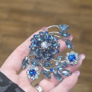 vintage blue crystal and borealis crystal unsigned brooch